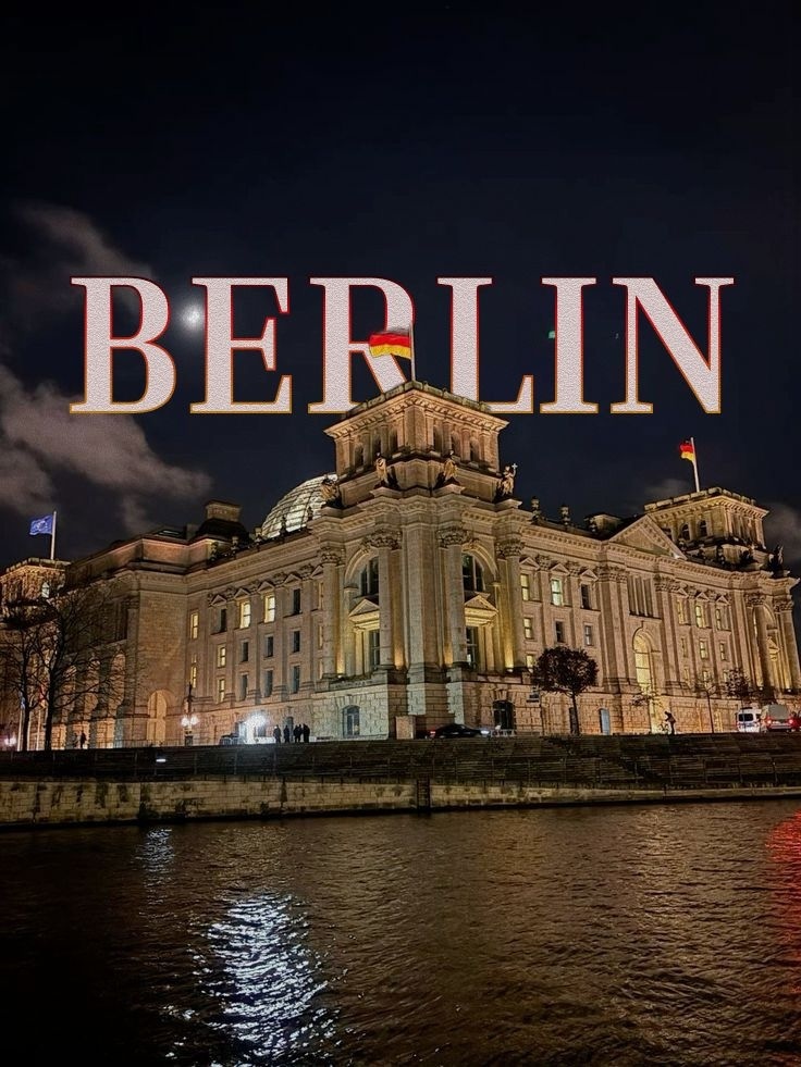 Berlin Skyline mit Brandenburger Tor und grafitfarbenem Stadthimmel